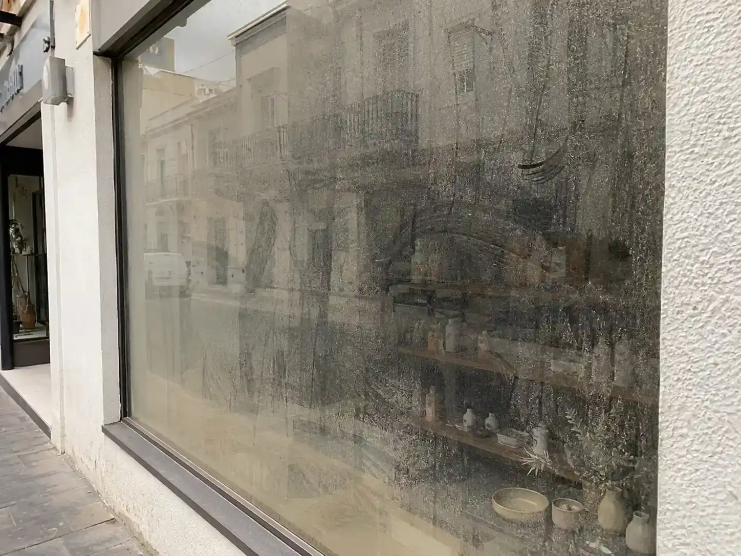 Vidre amb calima abans de la neteja